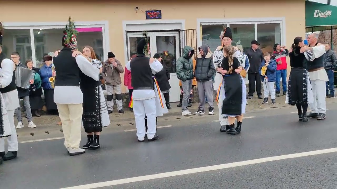 Ceata Scoreiu Jud Sibiu. Sfârșitul Sărbătorilor De Iarnă. Tradiționalu joc în centru satului.