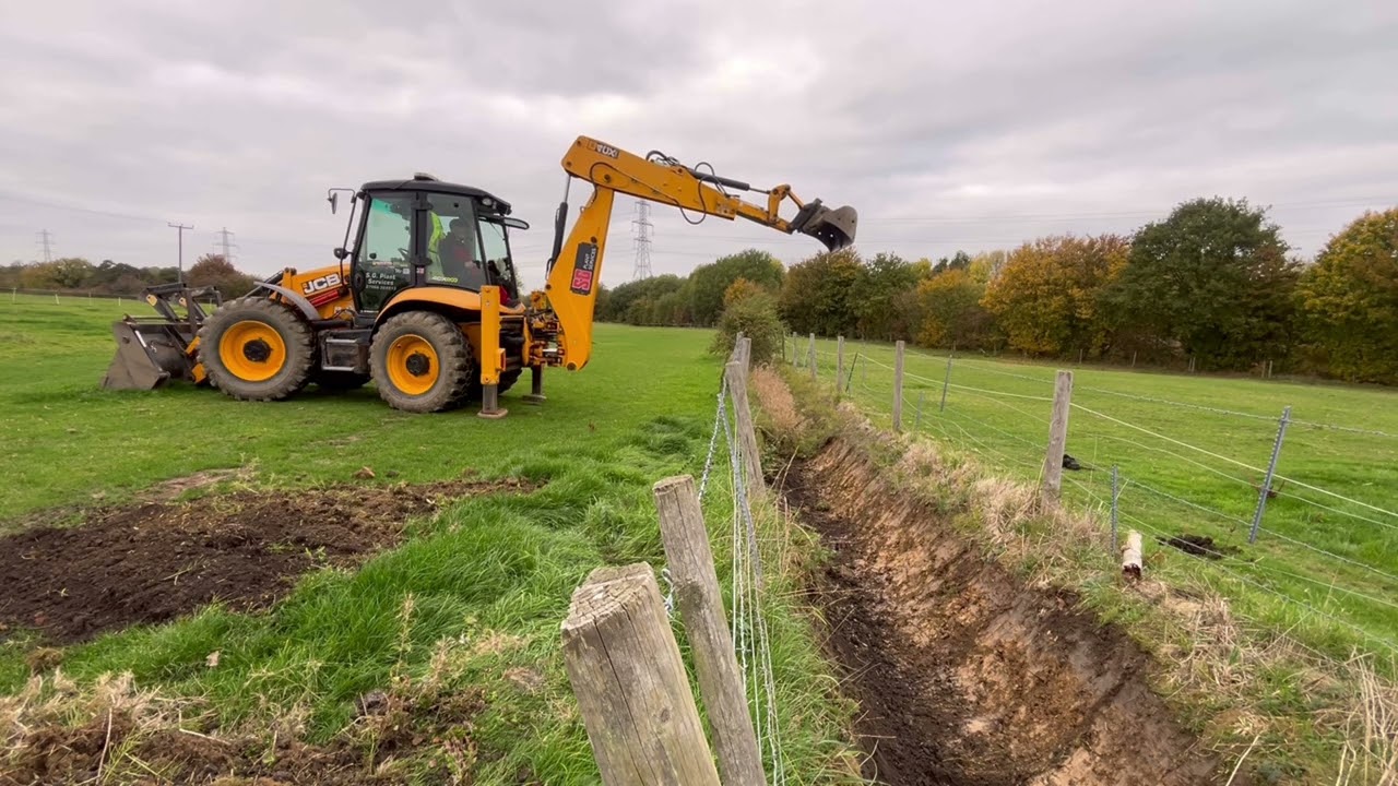 JCB 4cx cleaning field ditches 