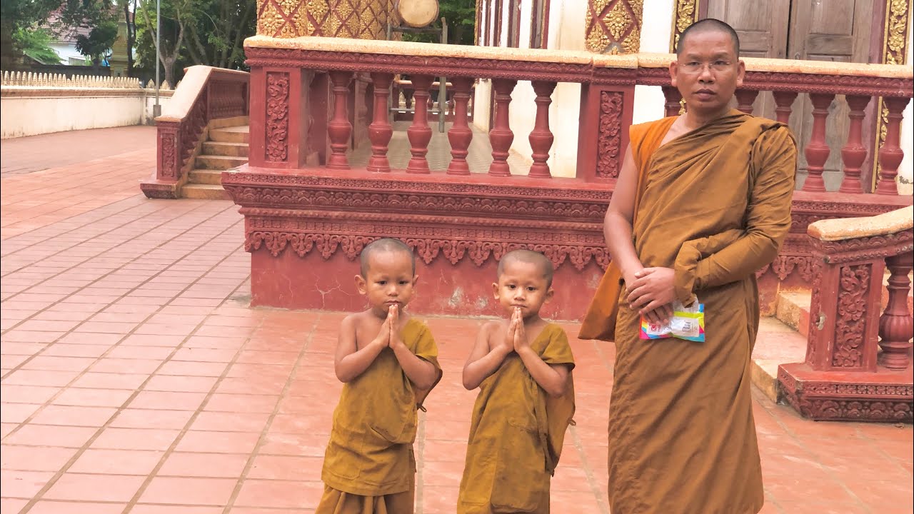 សកម្មភាពសាមណេរតូចៗទៅថ្វាយបង្គំលោកគ្រូដេីម្បីសុំស្ករគ្រាប់