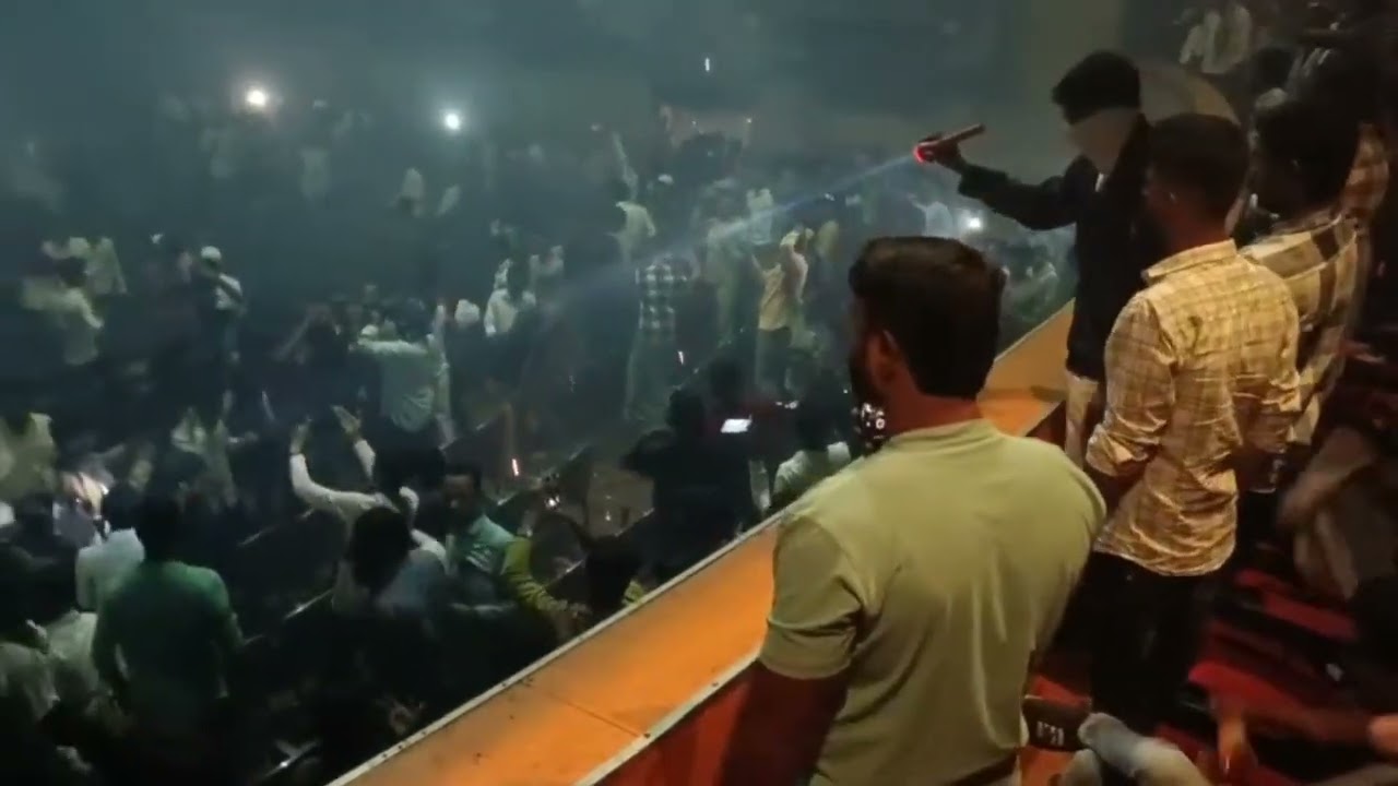 Tiger 3 salman khan srk khan entry crazy fans fire last show mohan theatre #Malegaon