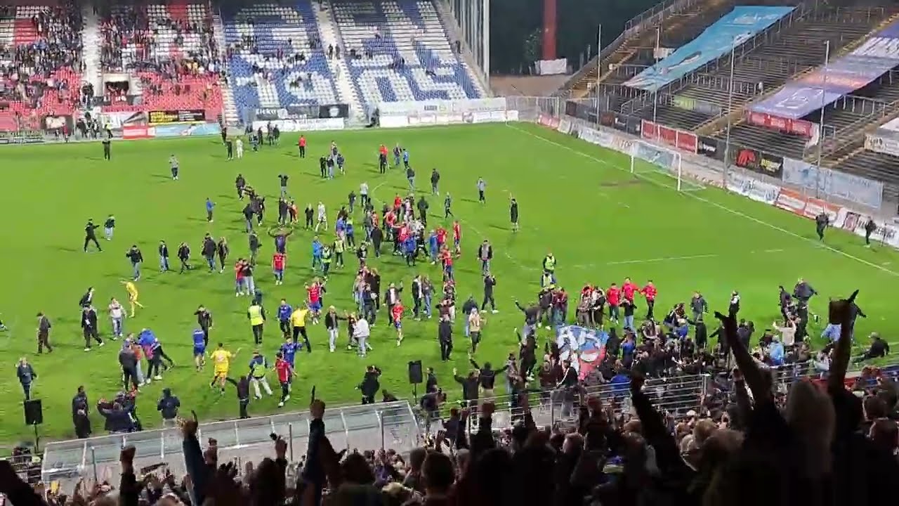 Fussball Fans KFC  Uerdingen 05 stürmen  Spielfeld beim 3 : 1 Schiri pfeift ab gegen  Schonnebeck