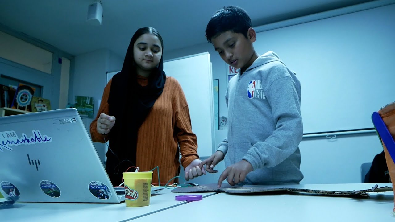 Hacemos sonar los instrumentos que han creado los niños y niñas, con el 'makey makey'