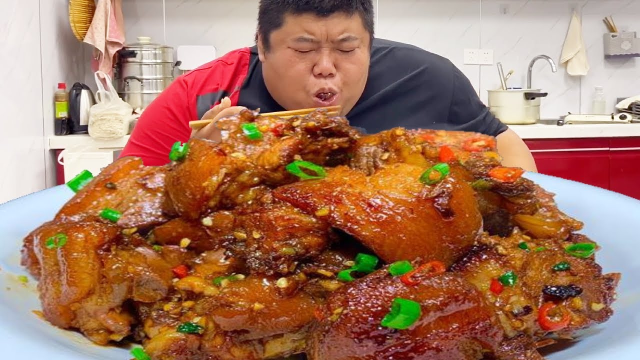 225买18斤猪蹄胖哥做“红烧猪脚”，软烂入味香味十足，谁料酒喝的太快蒙圈啦！【胖猴仔】