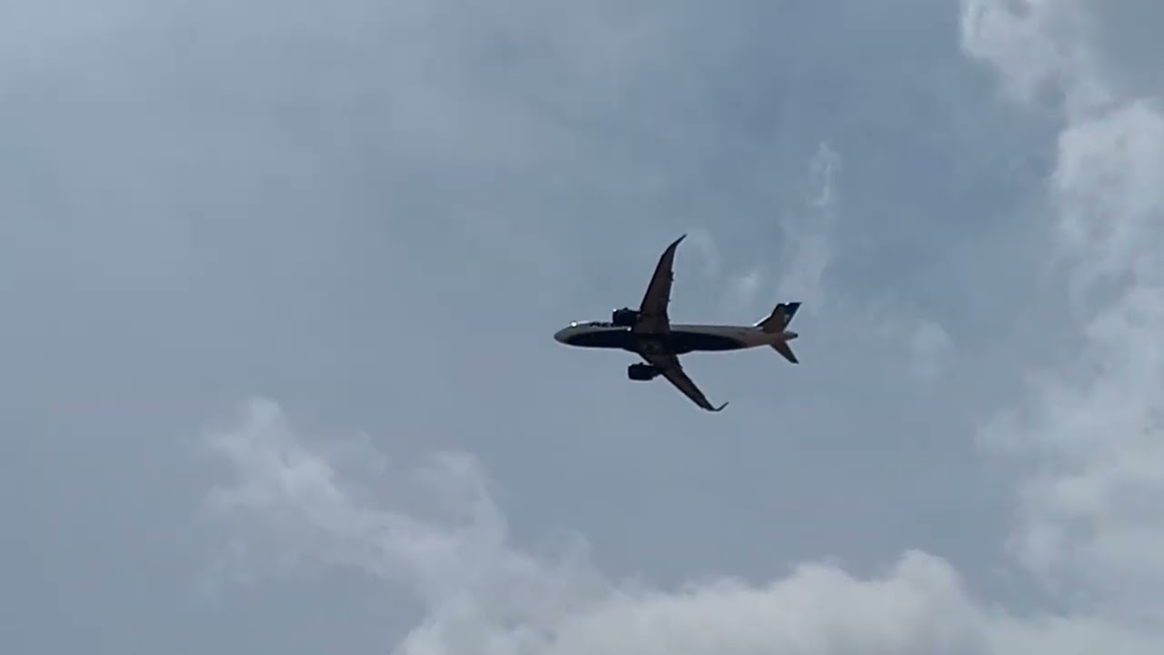 ✈️☁️Aeronave Comercial a jato Airbus 320neo em voo!    