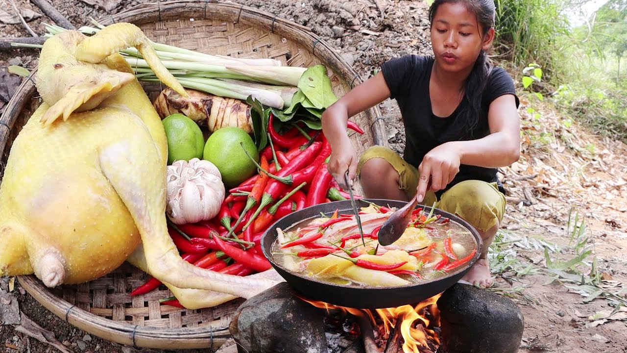 Survival cooking in The rainforest: Chicken soup Spicy chili with Crab for Food in Jungle