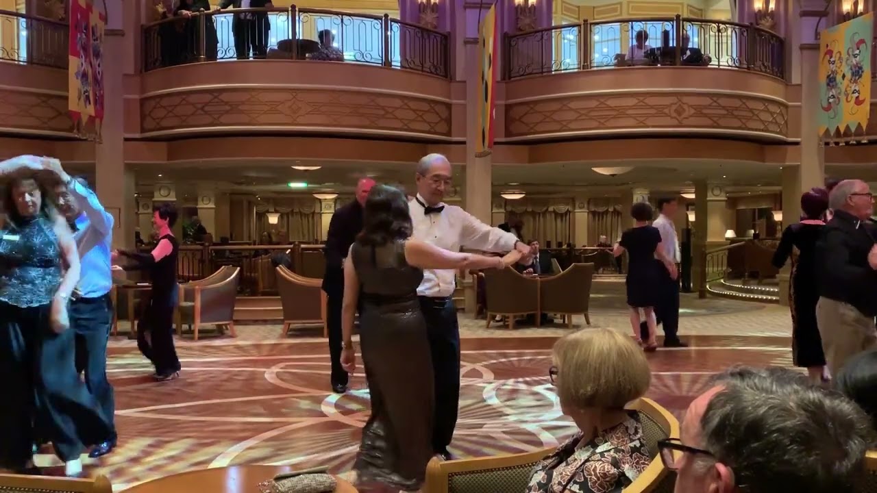 Cunard Queen Elizabeth. Panama 2019. Jive, Walk of Life