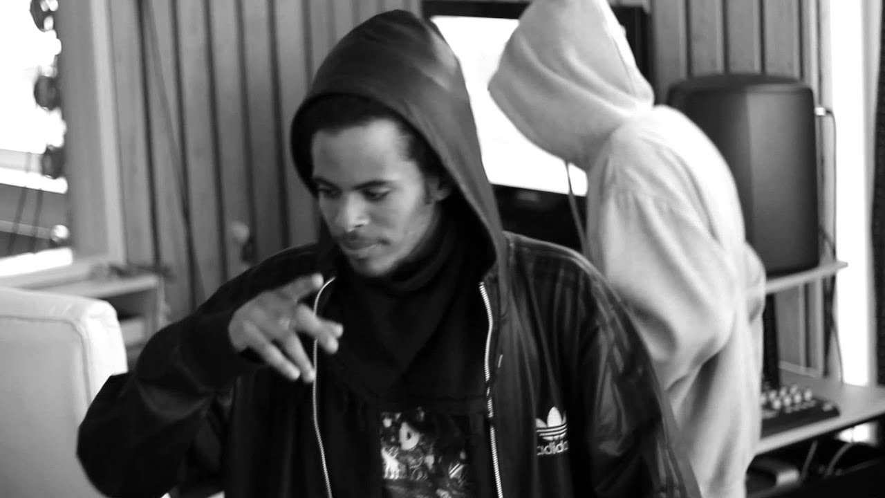 Young Musique - FOKMEDMIGNU! (Produceret af Kewan)