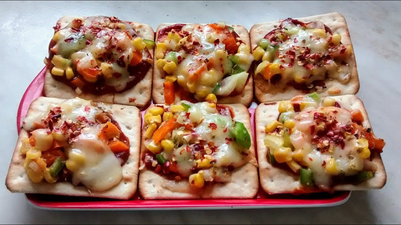 Biscuit canapes. Cream crackers pizza.