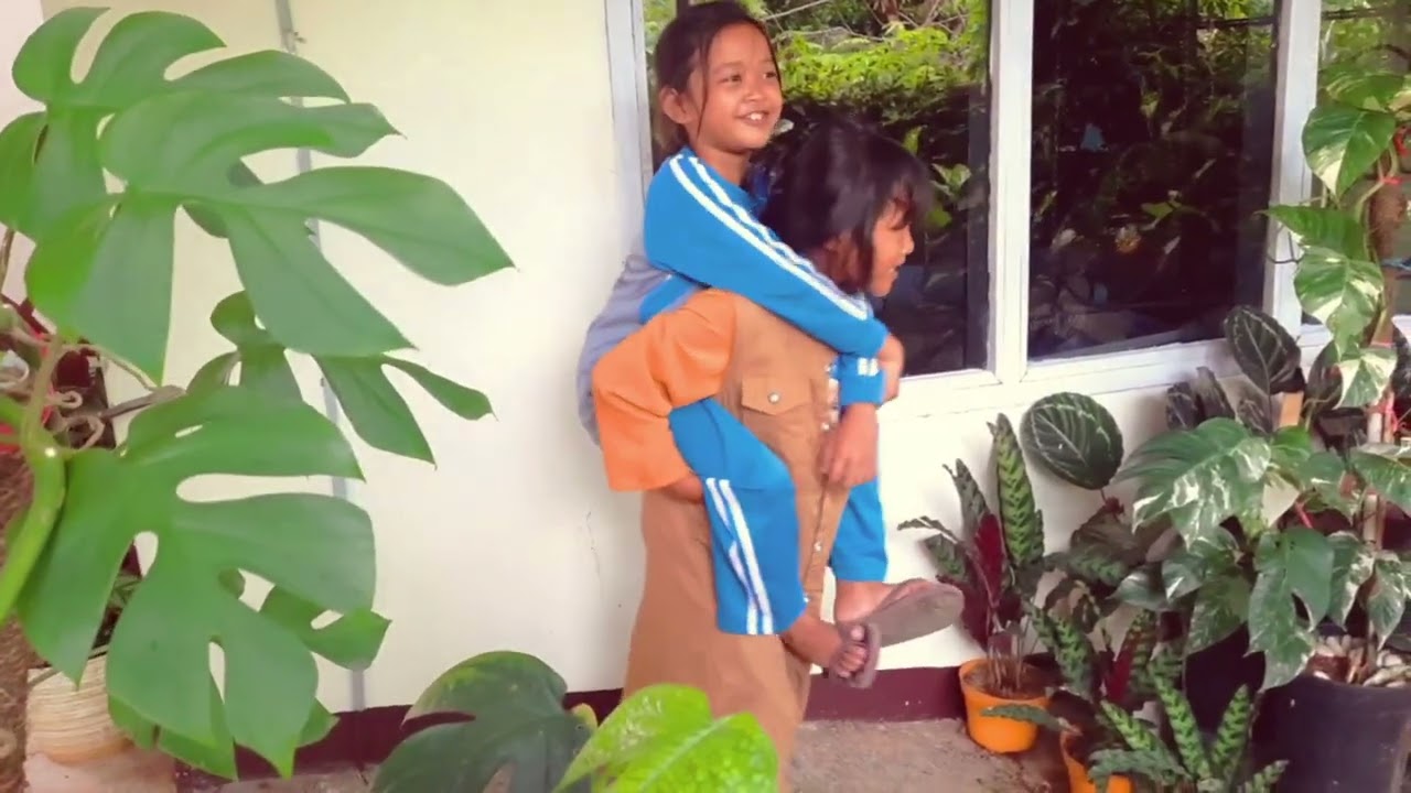 Keseharian Reva dan Siva main gendong gendongan