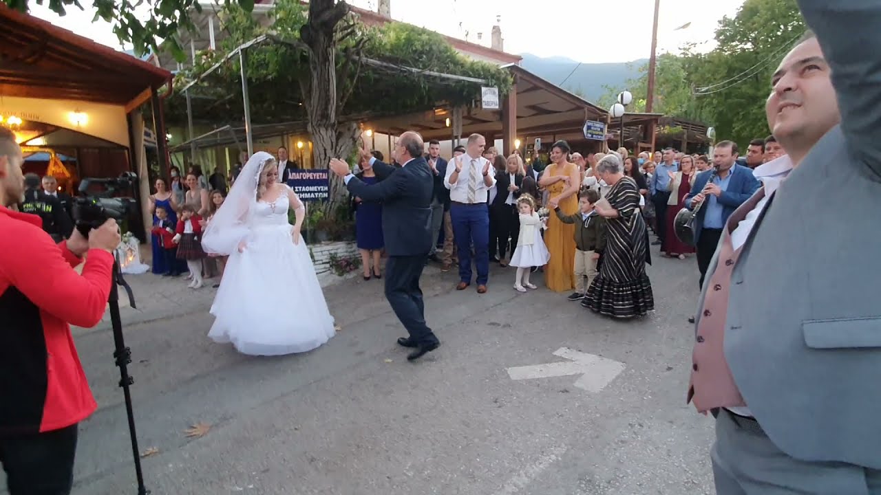 Η νύφη με συνοδεία οργάνων πηγαίνει στην εκκλησία - Γοργοπόταμος Φθιώτιδας