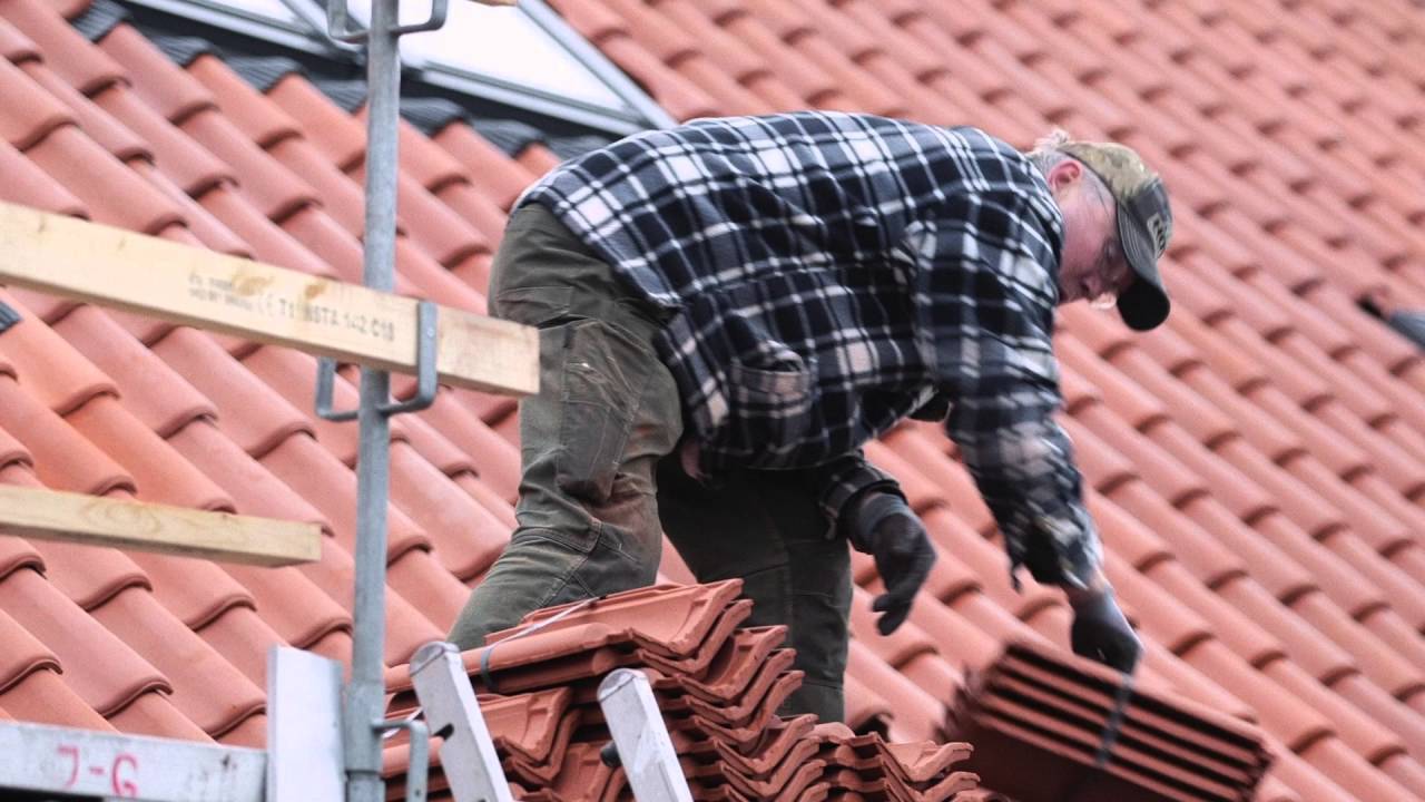 Etape 3, montering af ovenlysvinduer i r&aelig;kkehus i Virum