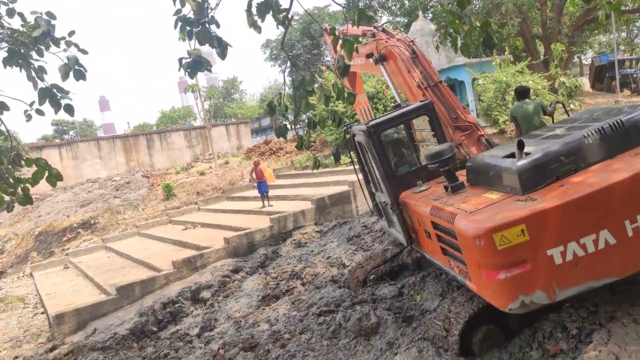 #video - कीचड़ को ट्रैक्टर से लोडिंग पोकलैंड जेसीबी द्वारा #bodajhariya #ntpc #chandantalab