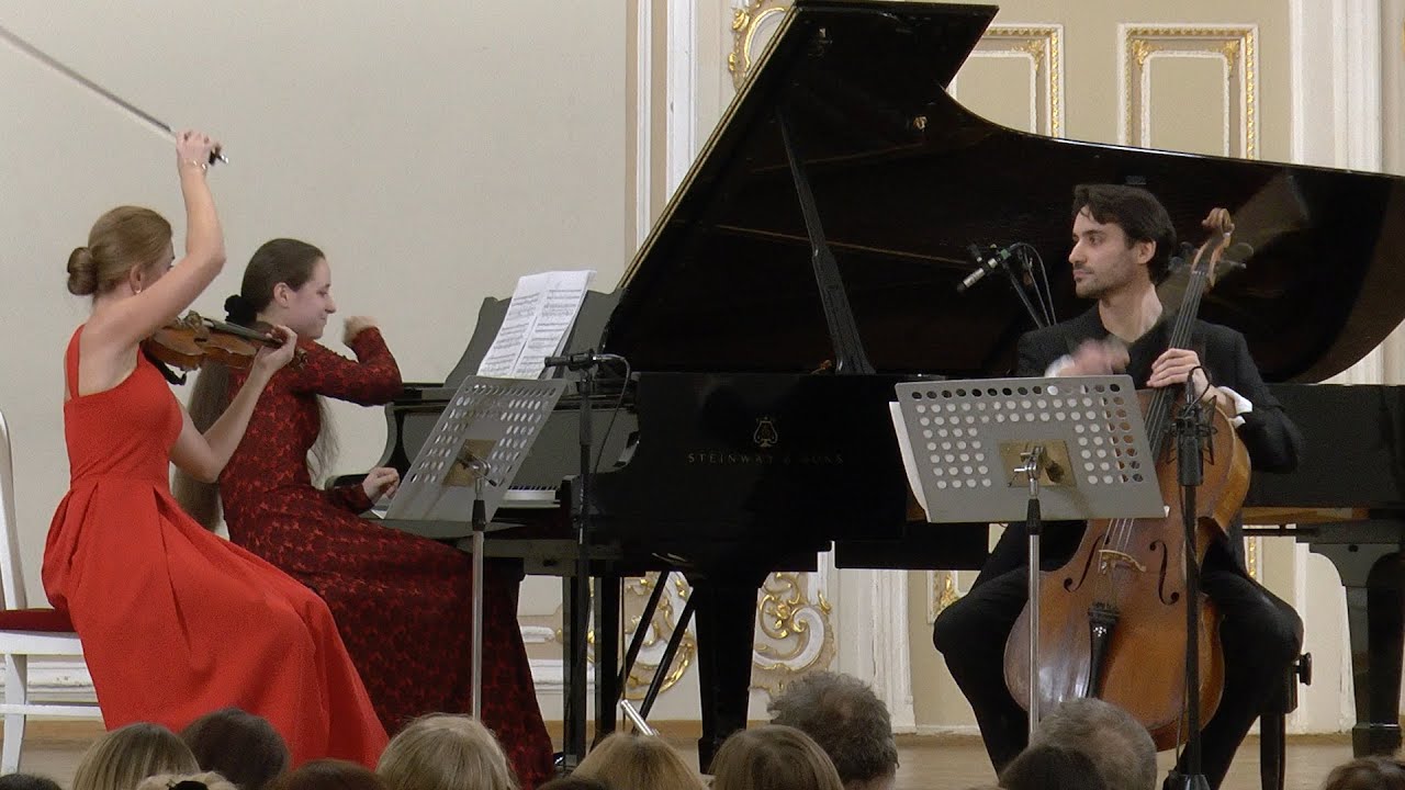 Bohuslav Martinů – Bergerettes, 5 Pieces for Violin, Cello and Piano, H.275 (1939)
