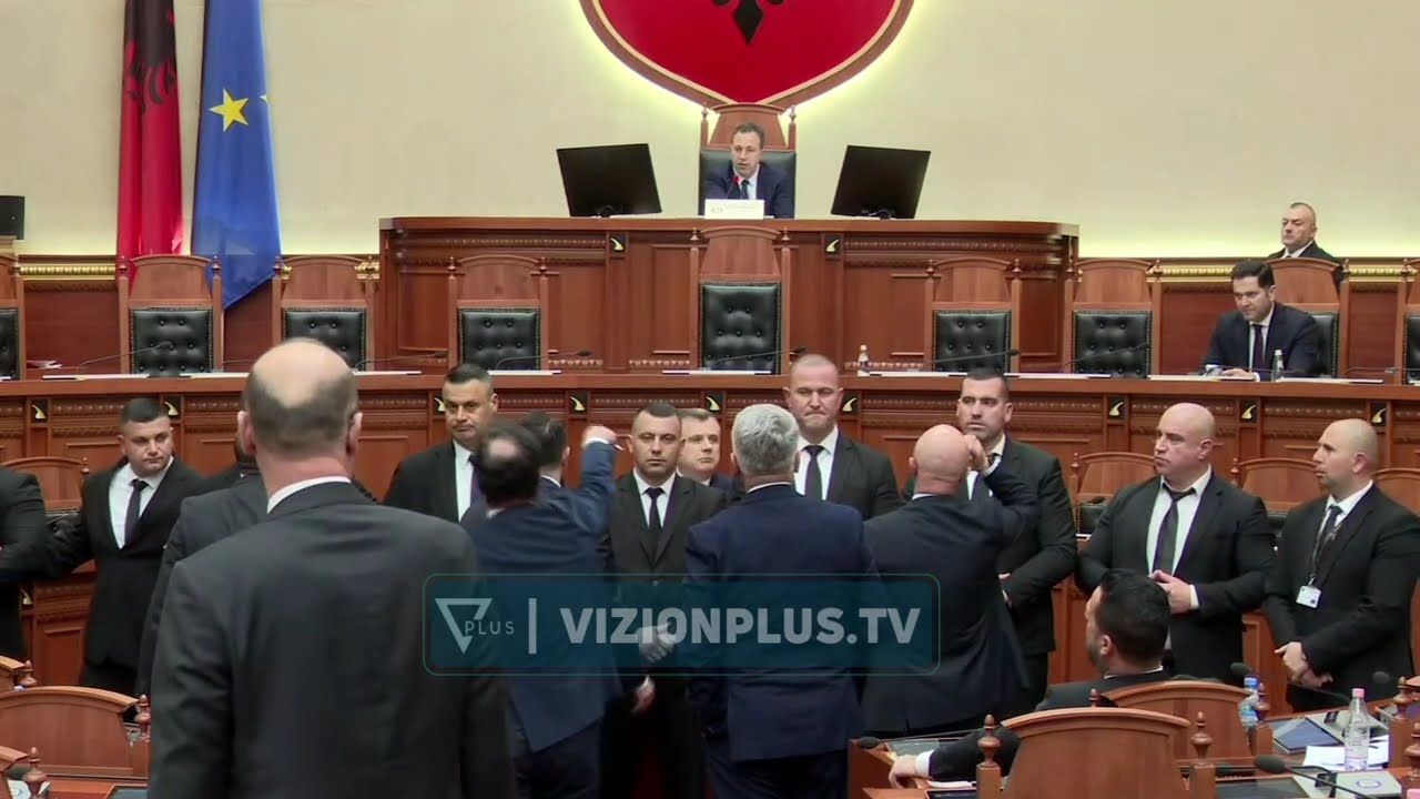 Tension në Kuvend, deputetët e PD sharje dhe fyerje në drejtim të Taulant Ballës