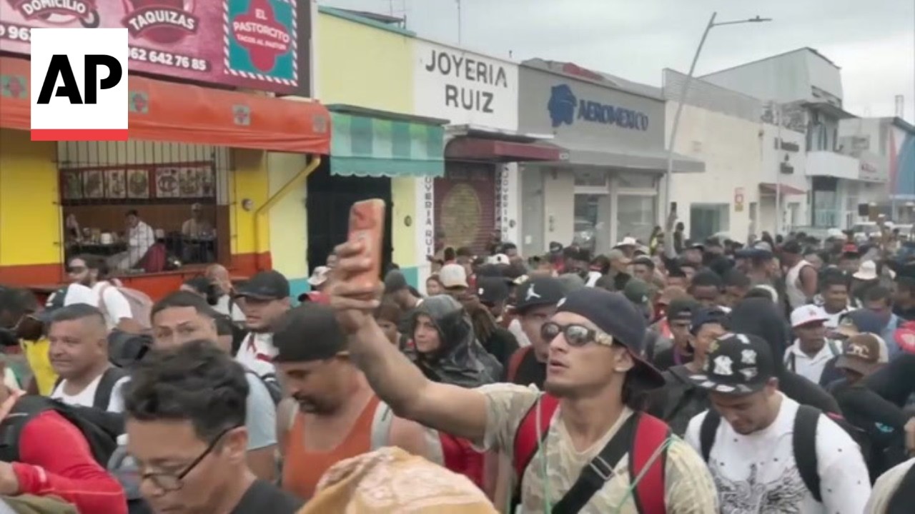 Migrant caravan sets out from Mexico seeking to continue asylum procedures
