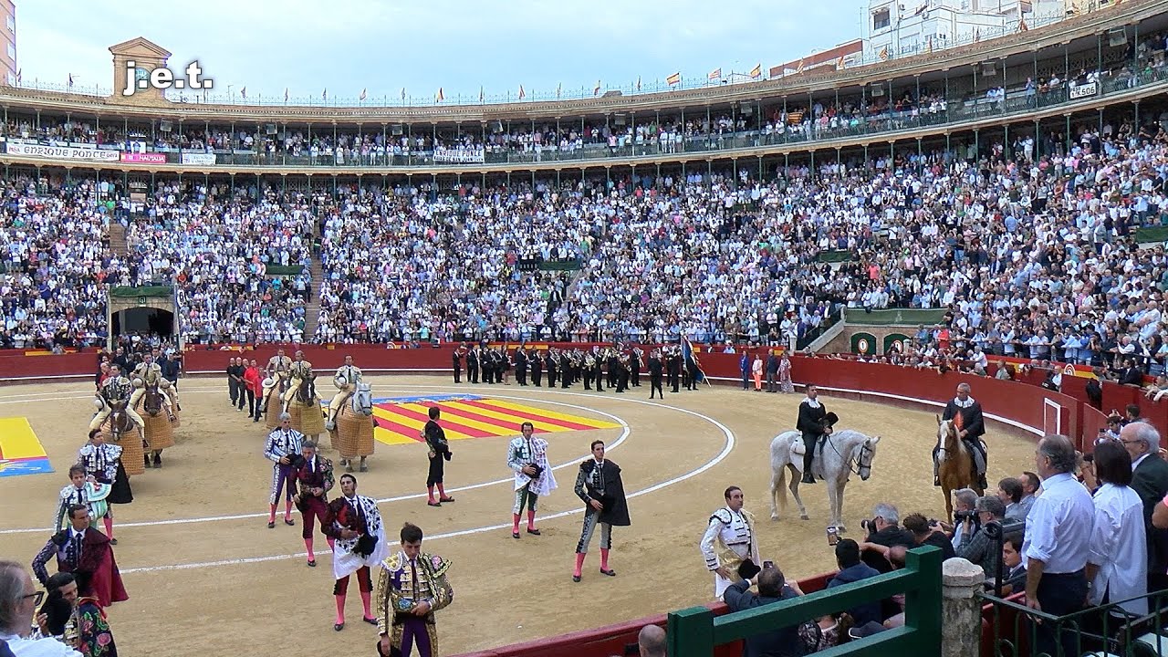 CORRIDA DE TOROS EN VALENCIA (AMBIENTE, PASEILLO, HIMNOS, ALTERNATIVA NEK ROMERO, DESPEDIDA A PONCE)