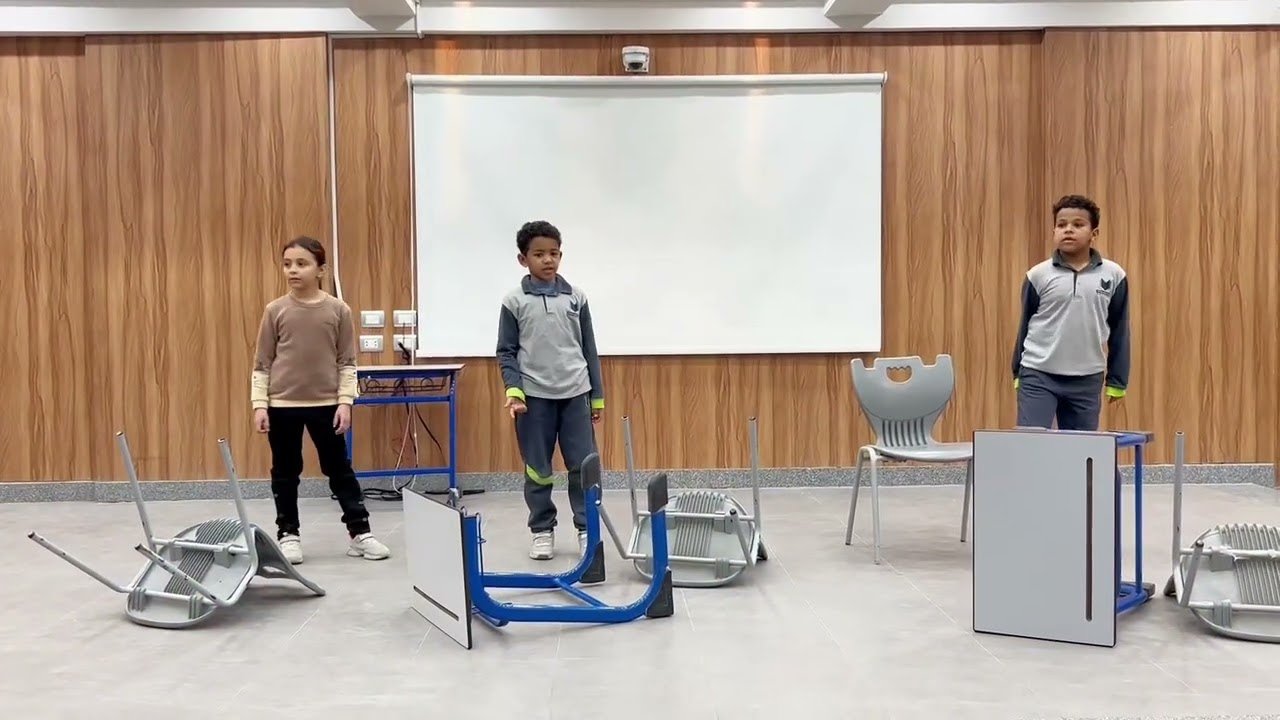 تحوّل كرسي مكسور إلى درس جميل في التعاون والحب داخل المدرسة.
