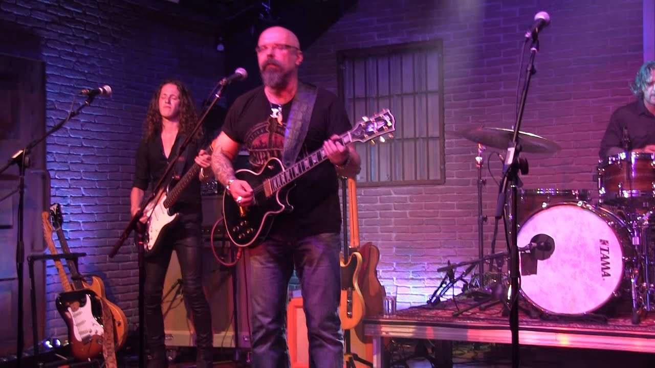 J&auml;cki Reznicek's band gives rock'n'roll show at Warwick Bass Camp 2015 &ndash; must watch it!