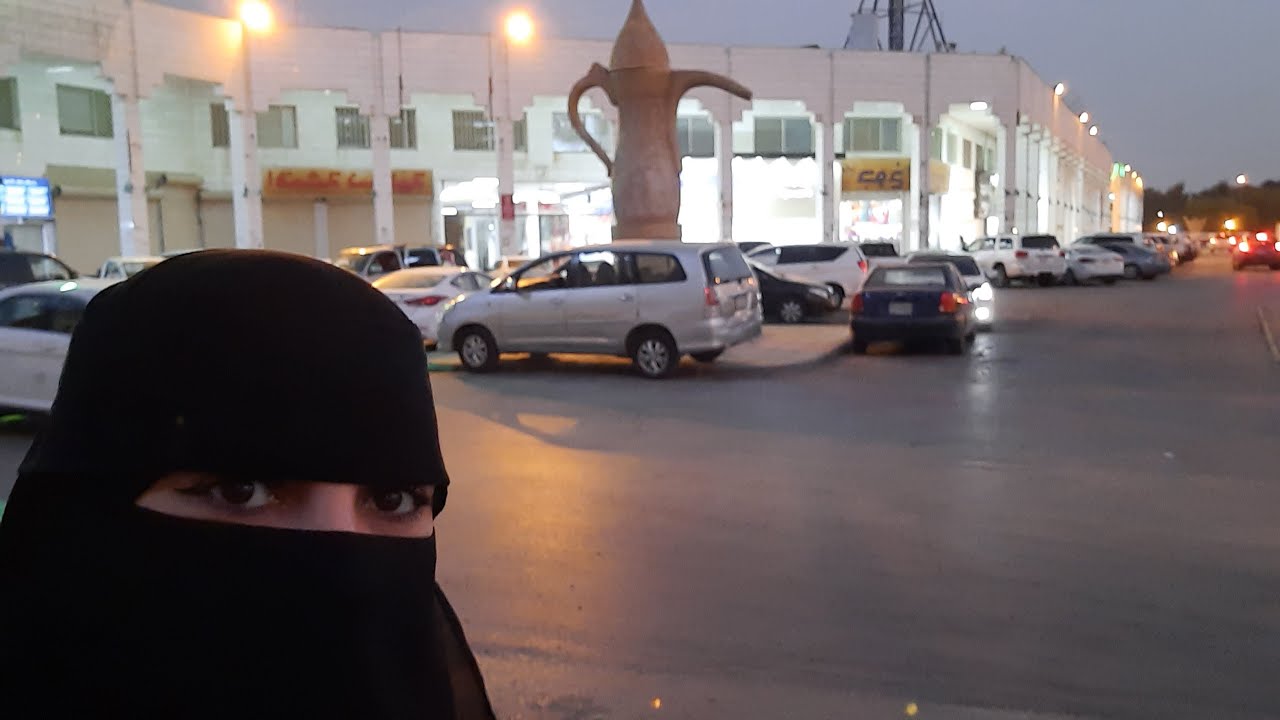 شاركت معاكم سوق كتباعو فيه الاقمشة والمخاوير الاماراتية بالرياض