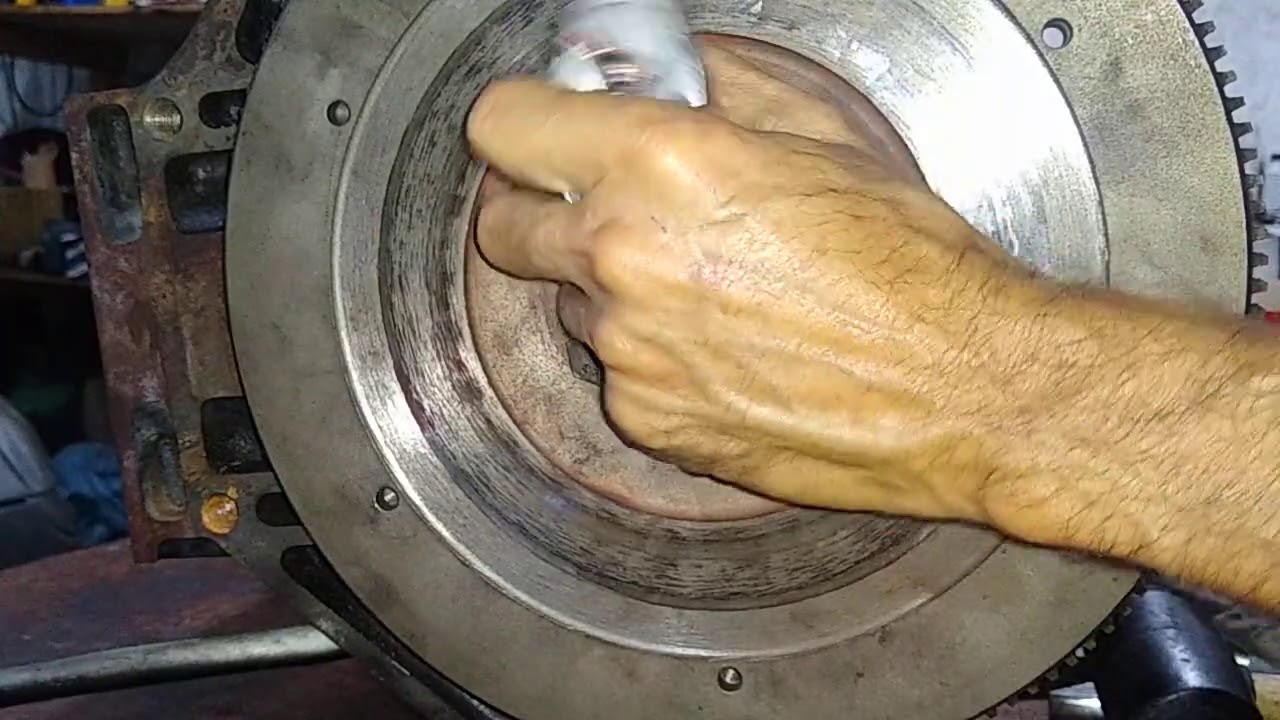 colocando retentor volante ,  conferindo aperto biela , aperto dos parafusos volante , sofrência kkk
