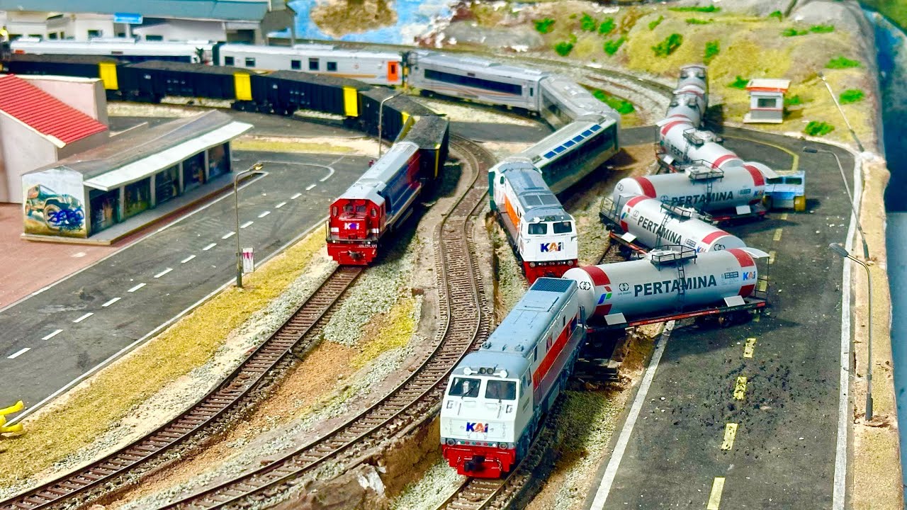 Merakit Kereta api Malabar CC206 & KLB Ketel CC203 Tabrakan di Jalur stasiun hingga anjlok terguling