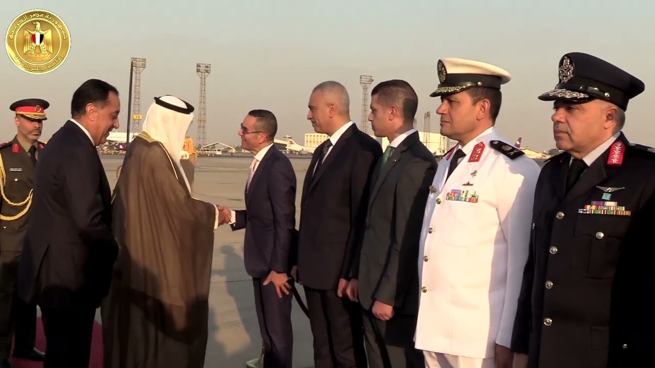 رئيس الوزراء يستقبل نظيره الكويتي بمطار القاهرة الدولي