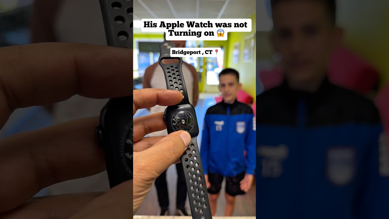 Он не смог зарядить свои Apple Watch 😱 #шорты #деньгиговорятбеспроводные