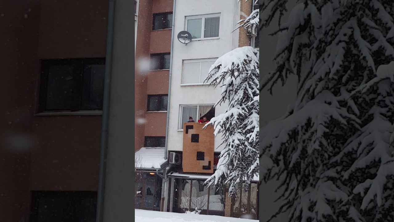 Modrica provod - smijesni i zalosno gradjani istresaju tepih kroz prozor