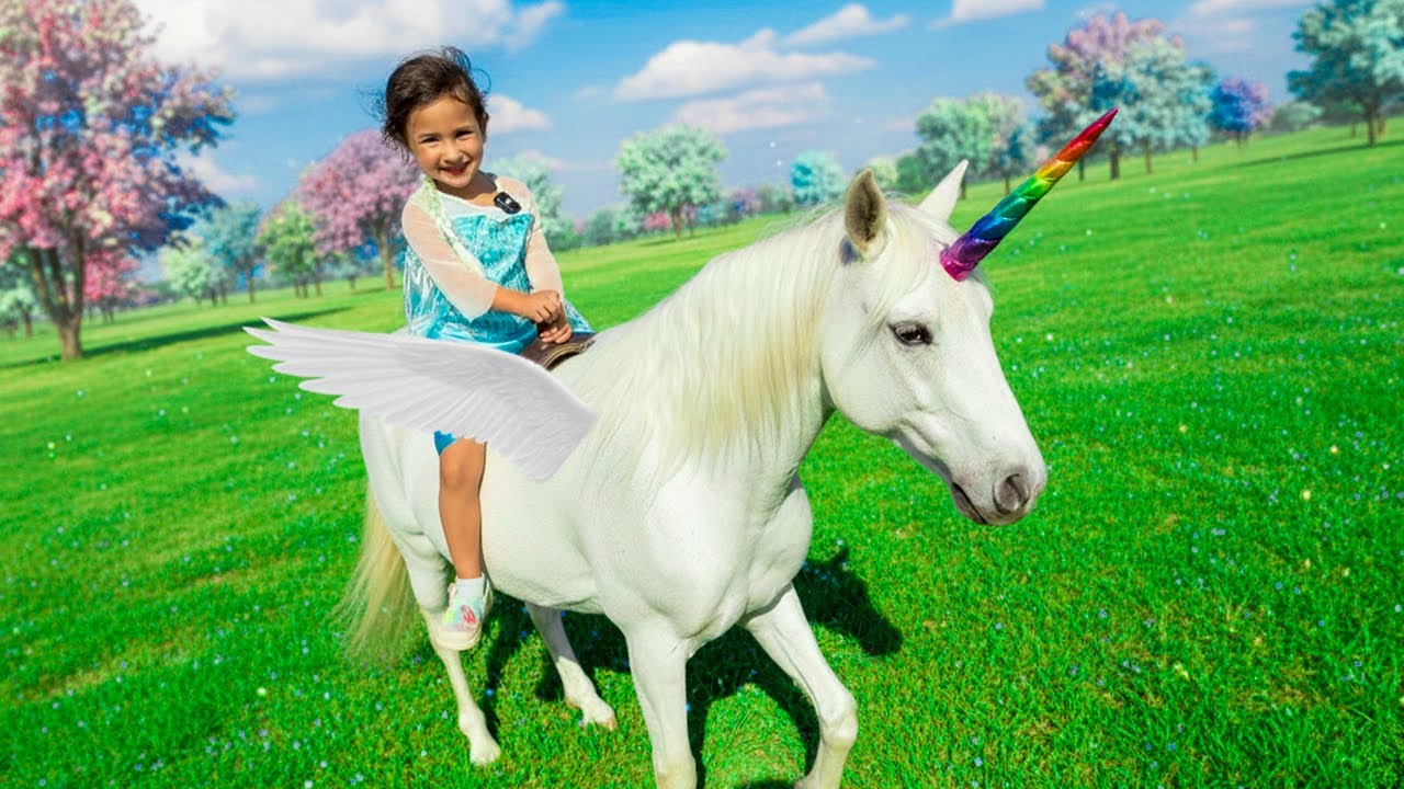 OAK RiDES A REAL UNiCORN AT OUR HOUSE!! Surprise UNiCORNs show up and Oak gets to feed it!