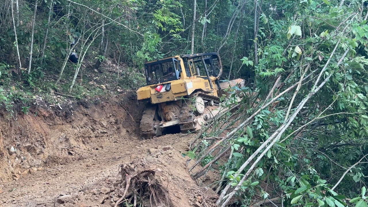 Thrilling Action of the D6R XL Bulldozer on a Steep Slope