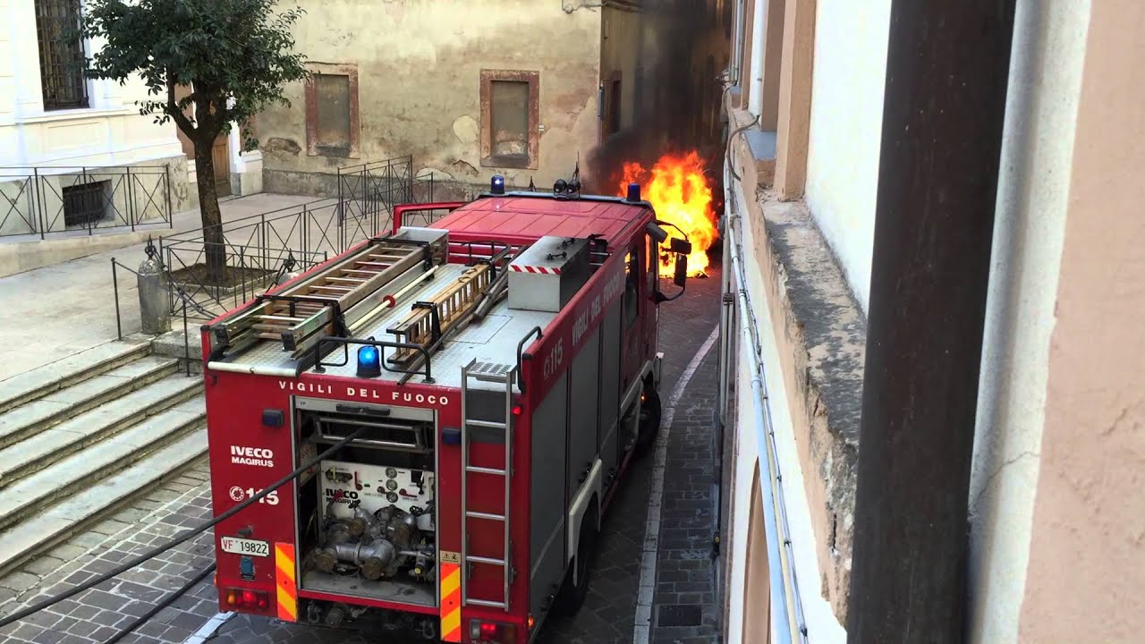 video esclusivo macchina in fiamme a Camerino