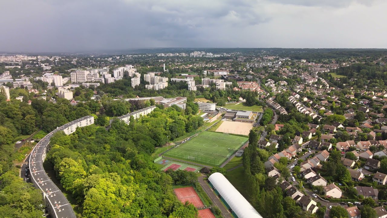 Le Lycée International de St Germain-en-Laye après un orage, depuis la Forêt d'Herbelay.
