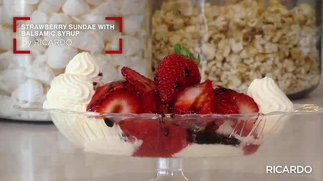 Ricardo teaches us how to make a strawberry sundae