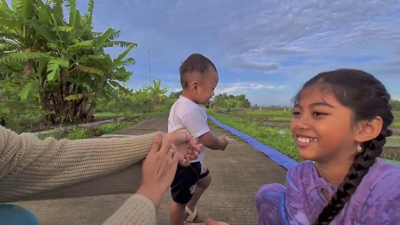 Jalan jalan di sawah 