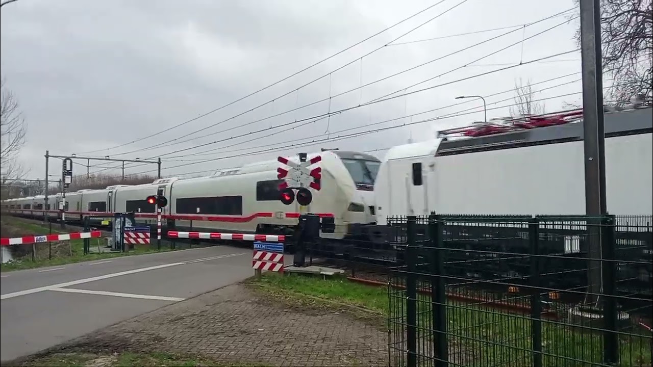 een uniek (ICE L en 193 441) passeert groenekanseweg zeldzaam