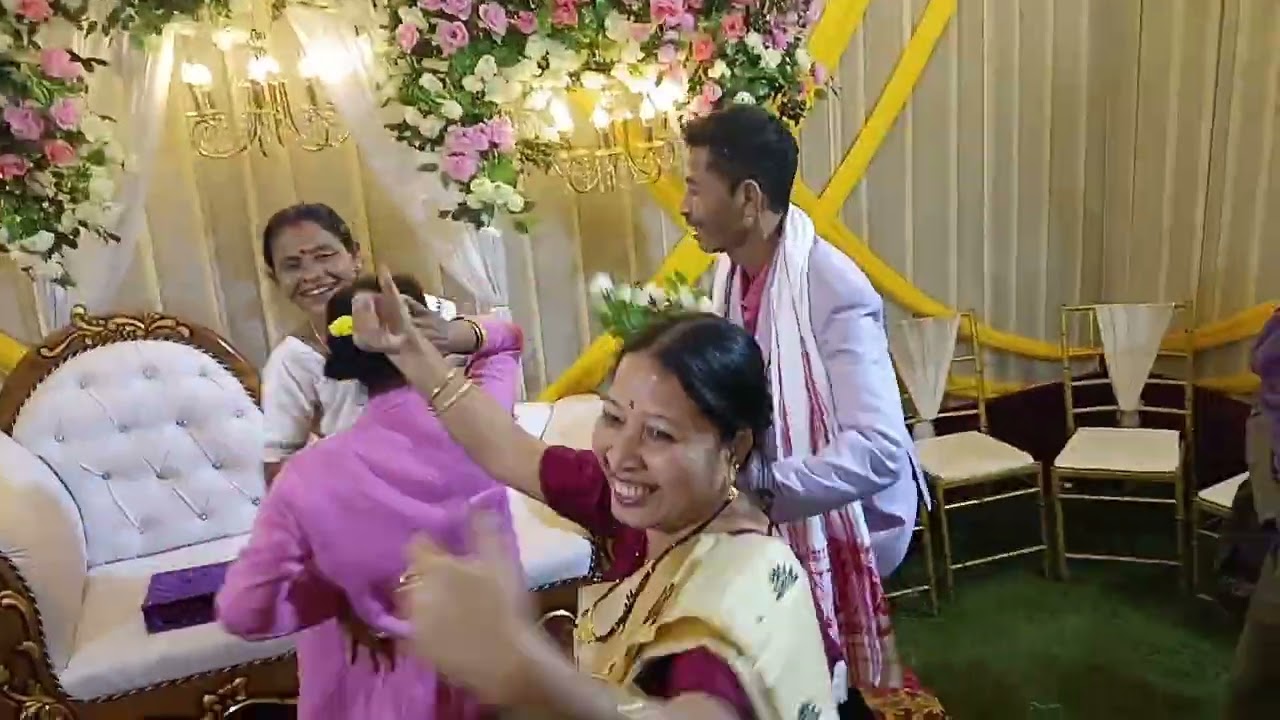 লৰাৰ মাক ,বাপেক পৰি হৰি নাচিছে , বহুত ভাল লাগিল #foryou #funnyclips #shortvideo #viralclips 