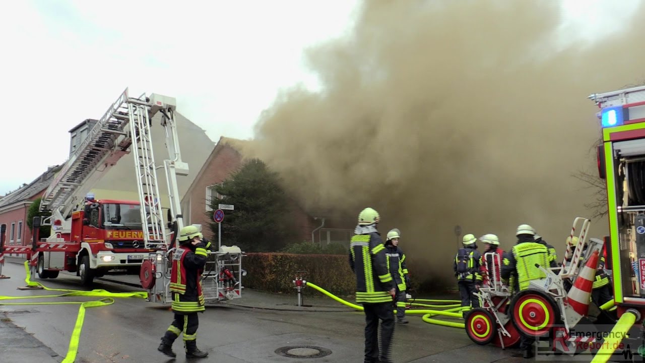 [DURCHZÜNDUNG BEI WOHNHAUSBRAND] - Spektakuläre Brandausbreitung | Menschenrettung | Großeinsatz -