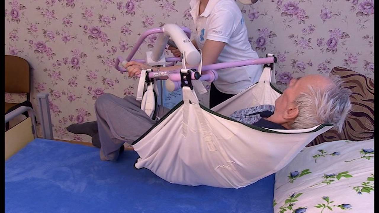 Przenoszenie chorego przy pomocy dźwigu