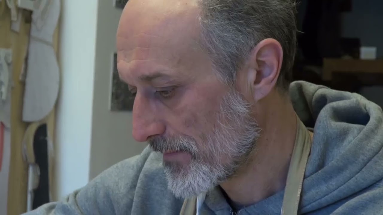 Mestieri dimenticati, dentro la bottega di un liutaio