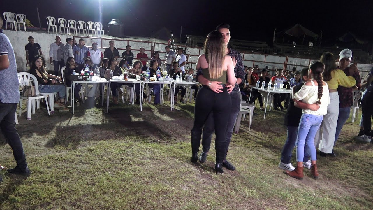 Pero MIRA que bonito se BAILA PEGADITO en la Tierra Caliente 💃