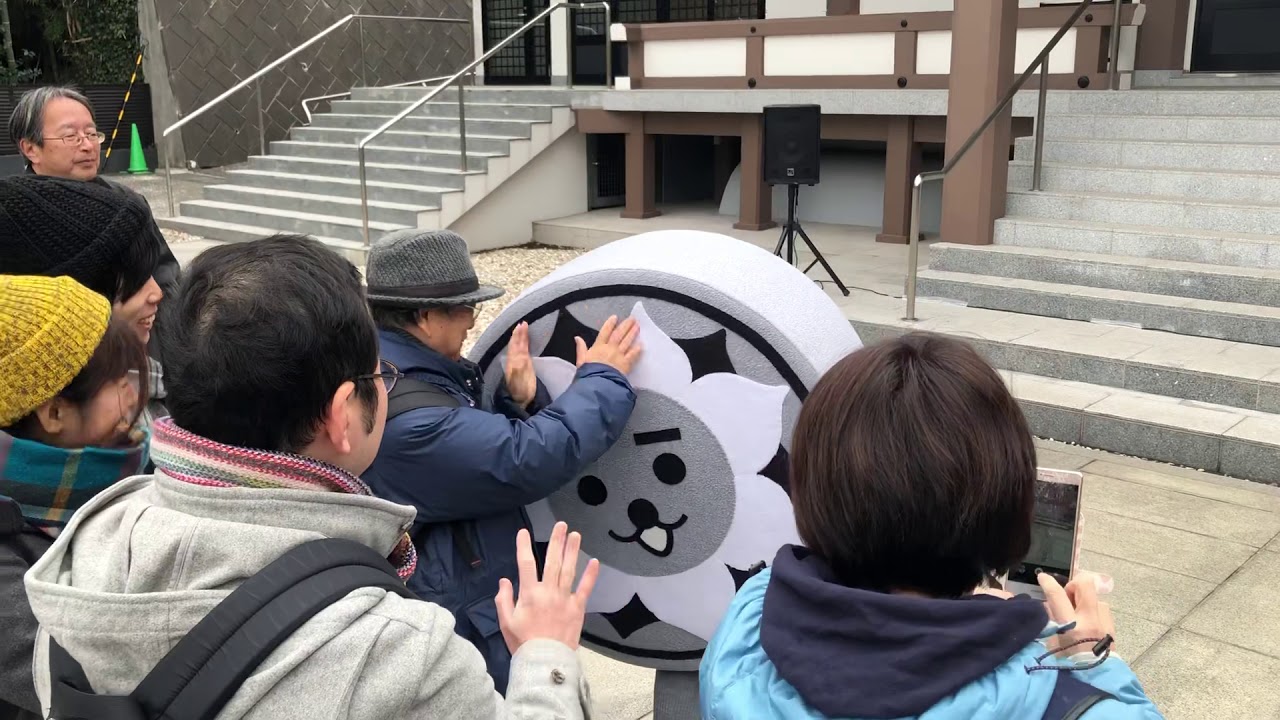 Nishikokun dances at a shrine