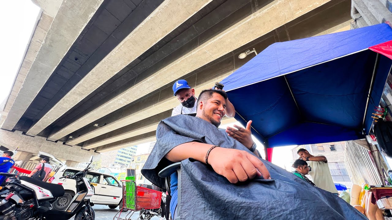 UN BARBERO CALLEJERO ¿Atiende debajo del tren? | @guiadebolsilloo ft @DiloNomas