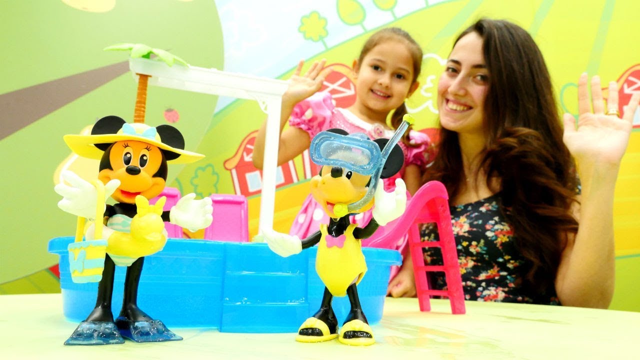 Minnie Mouse plaj kıyafetlerini seçip havuza gidiyor