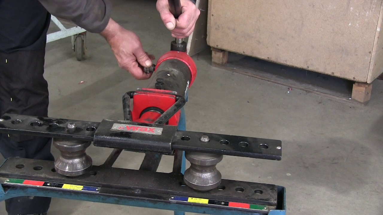 Atelier acier cintrage à 90° avec cintreuse hydraulique