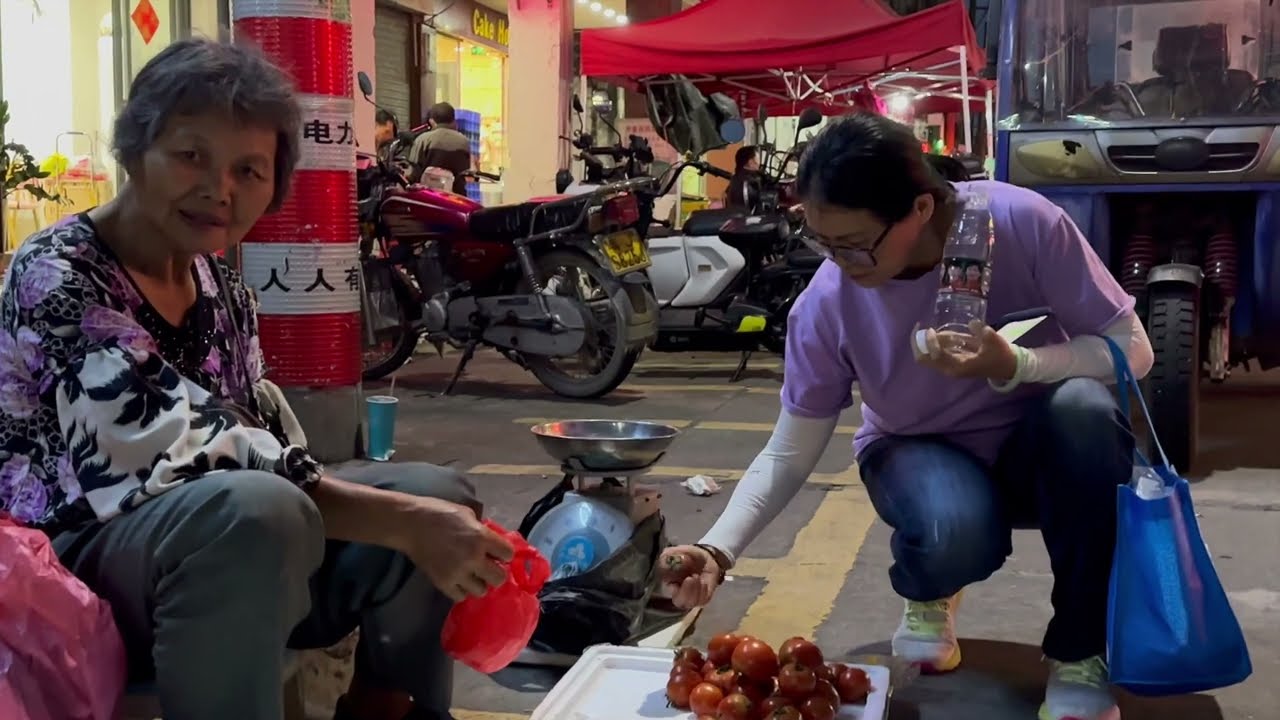 五一假期的台山Toishan沖簍鎮，在鎮上老街的大排檔，俩人食兩碗牛雜粉晚餐24元。天黑後的騎樓街夜市行人稀少的實況拍攝記綠。