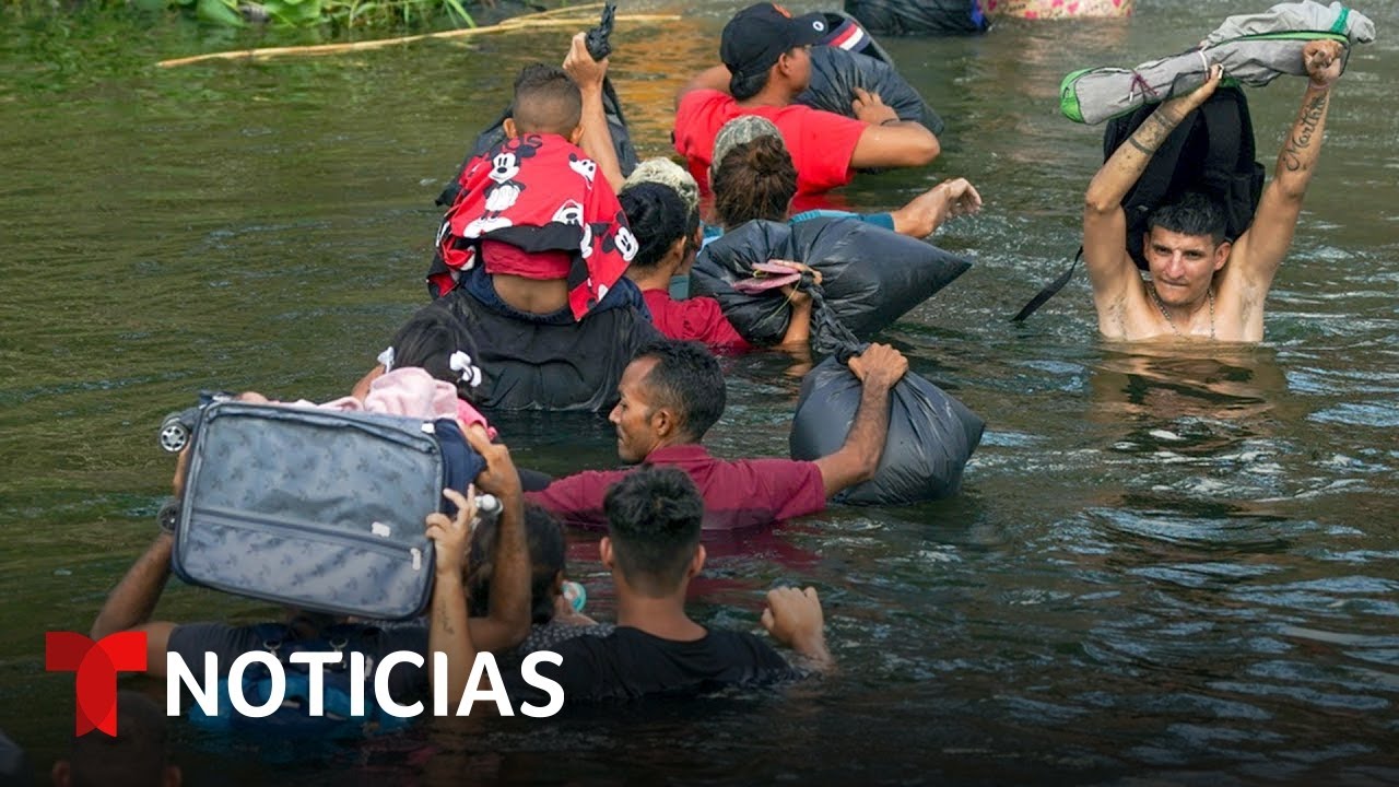 Migrantes cruzan el río Bravo a horas de que acabe el Título 42