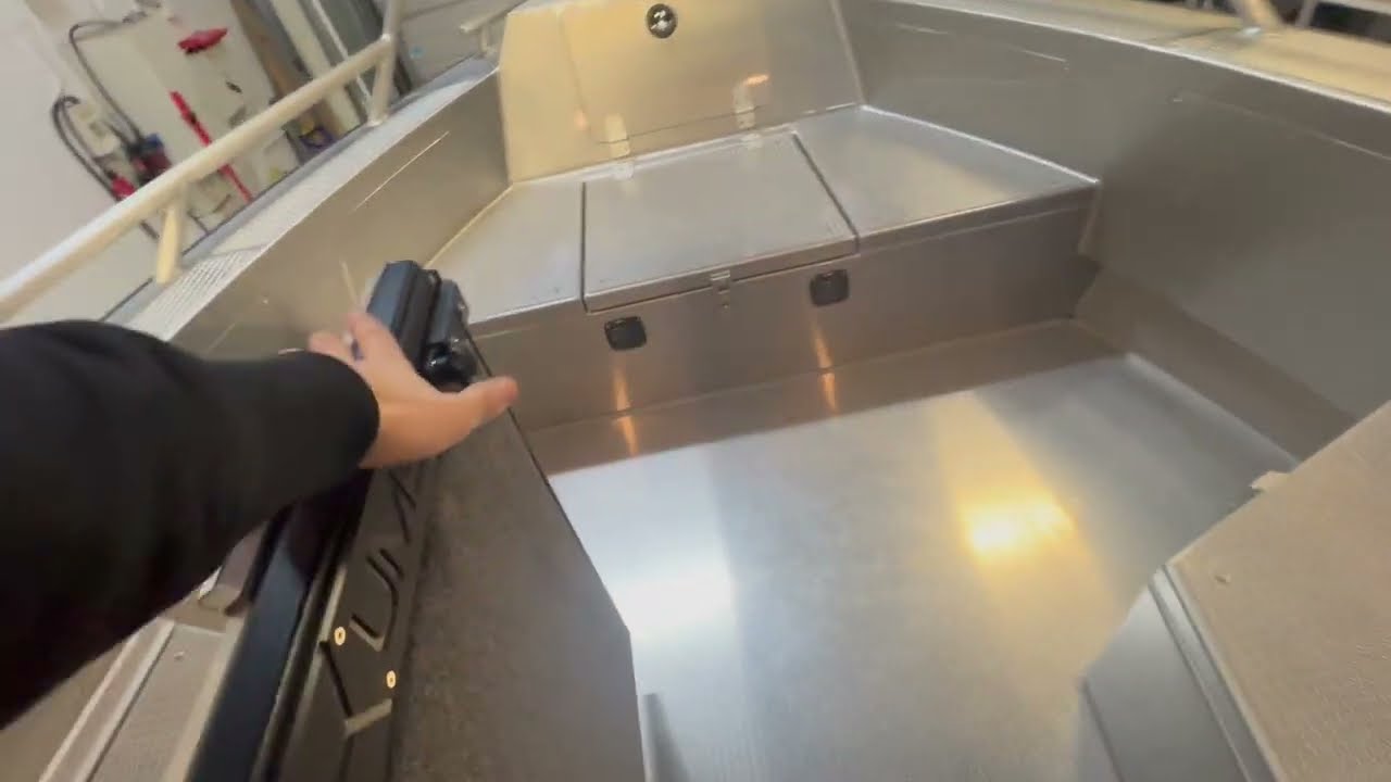 UMS 700HT walk thru första svenska båten med WC tillvalt