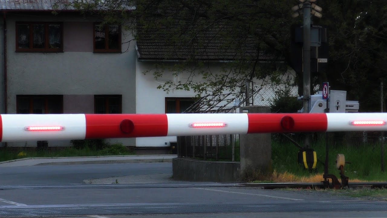 Nové závory na přejezdu ve Studénce