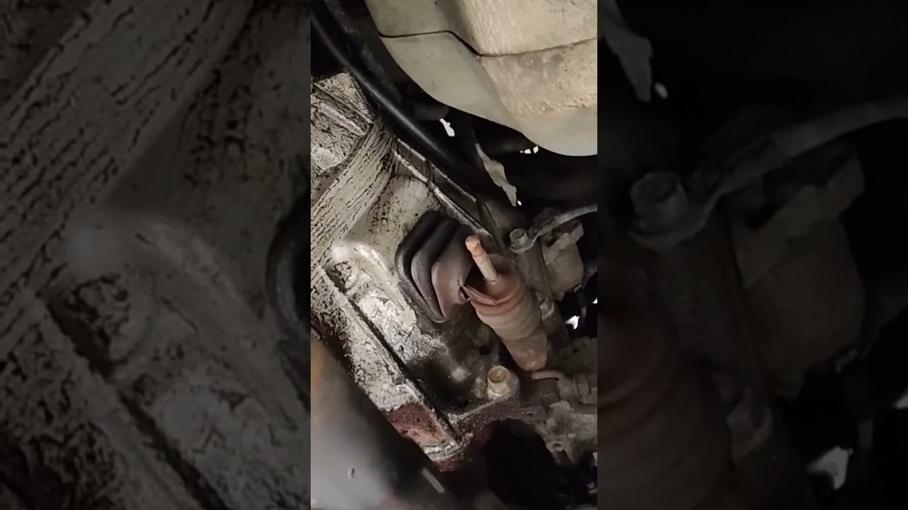 педаль сцепления прилипла к полу.