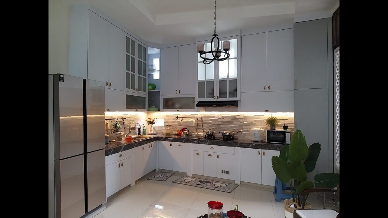 Desain kitchen set  ukuran 4,5 x 3 meter full plafond model semi klasik